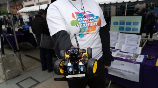 漫游机器人由学生穿着研究展览的t恤